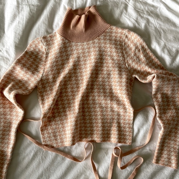 Open Back Turtle Neck Sweater - Picture 4 of 6